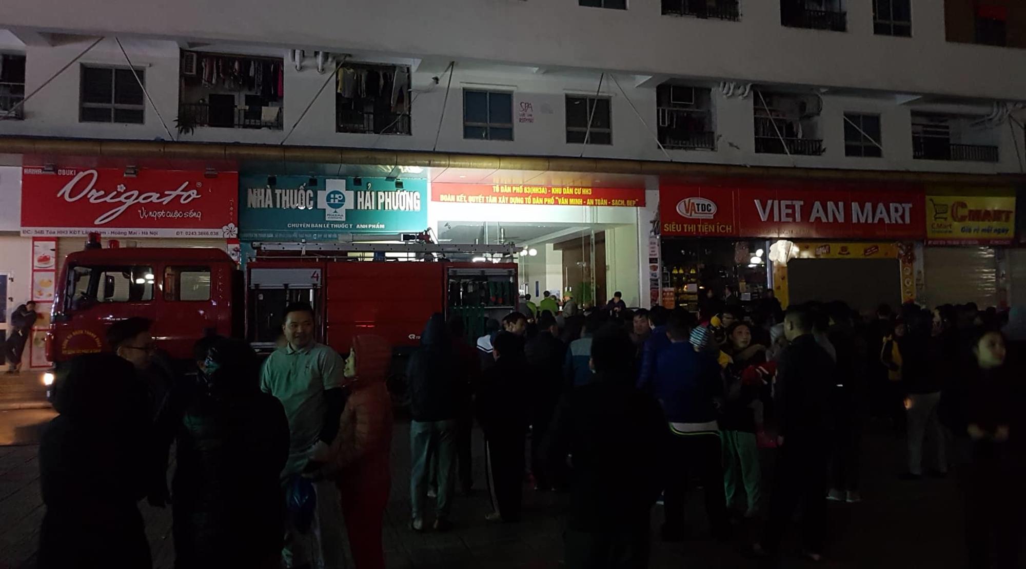 Cháy tầng 15 chung cư Linh Đàm, trăm người chạy lao xuống đất lánh nạn-4