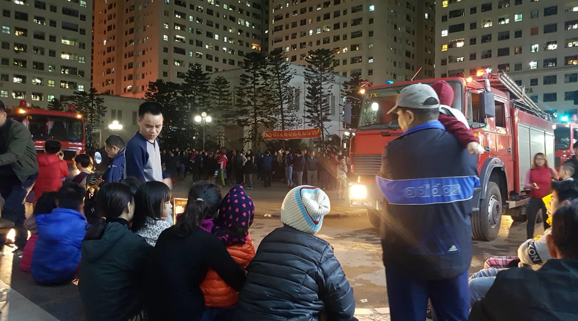 Cháy tầng 15 chung cư Linh Đàm, trăm người chạy lao xuống đất lánh nạn-5