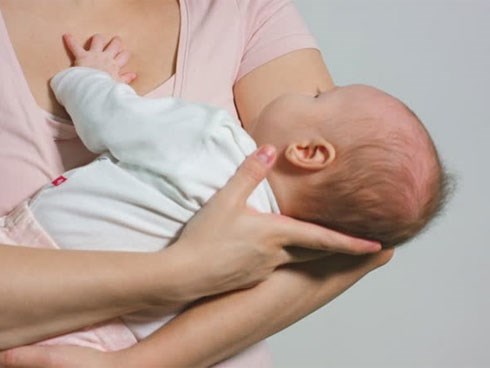 Con gái tôi chào đời thừa 1 ngón tay, chồng liền trợn mắt đay nghiến nhưng mẹ chồng lại gật gù khen được