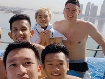 Văn Lâm cùng đồng đội khoe "body chuẩn soái ca" bên bể bơi Văn Lâm cùng đồng đội khoe "body chuẩn soái ca" bên bể bơi