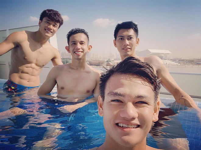 Văn Lâm cùng đồng đội khoe body chuẩn soái ca bên bể bơi-1
