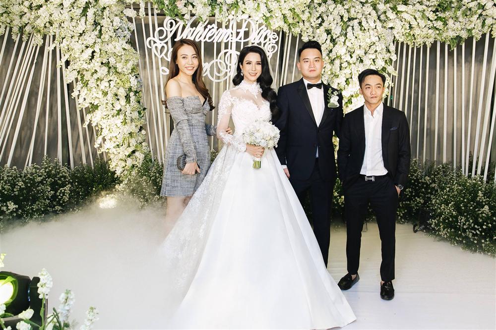 Giàu nứt đố đổ vách, Cường Đô La vẫn chuộng dép lê bệt bô nhếch mỗi khi sánh đôi cùng Đàm Thu Trang-10