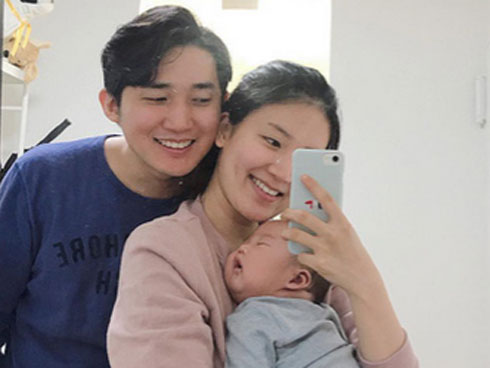 Các mẹ thi nhau khoe ảnh dáng ngủ của cục cưng nhà mình, đoán xem ai chất nhất nào-24