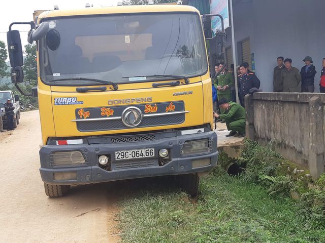 Xe tải trốn quốc lộ, chạy đường làng, cán chết bé 3 tuổi-3