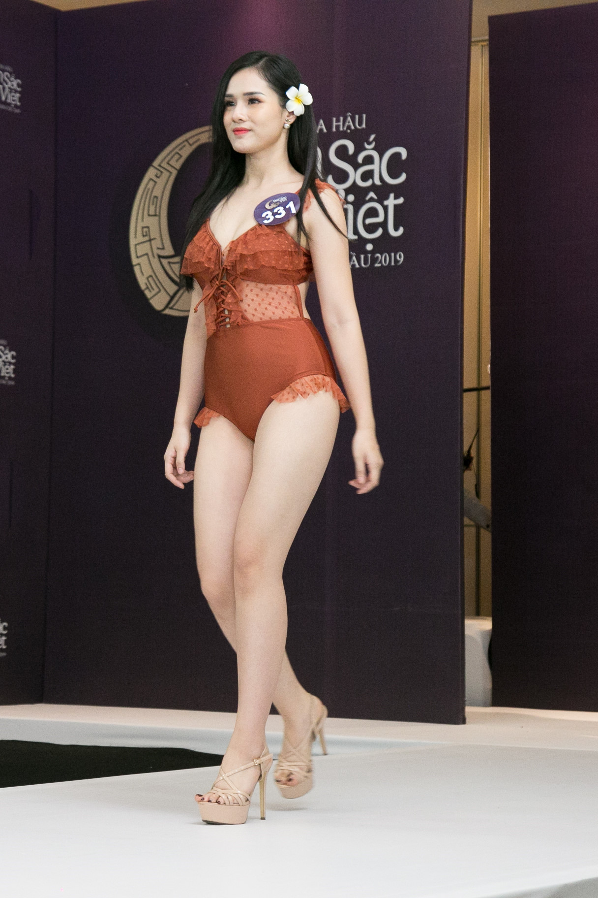 Thí sinh Hoa hậu Bản sắc Việt mặc áo tắm thi hình thể: Mặt xinh, eo to-1