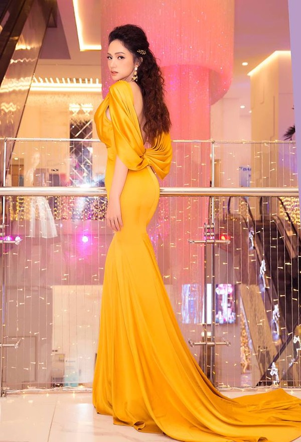 Năm lần đụng hàng là năm lần Đỗ Mỹ Linh - Hương Giang Idol hack não fan xem ai mặc đẹp hơn-4