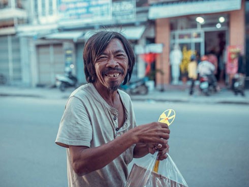 Nụ cười vô lo của người đàn ông lang thang khiến nhiều người cảm thấy bình yên: