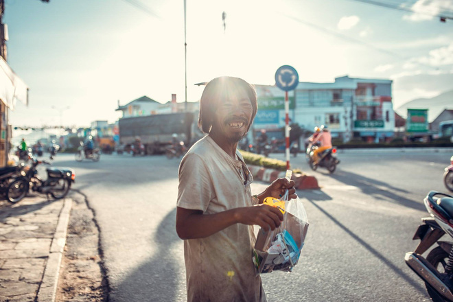 Nụ cười vô lo của người đàn ông lang thang khiến nhiều người cảm thấy bình yên: Dù giàu hay nghèo hãy luôn hạnh phúc với hiện tại-4