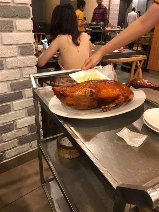 Chàng trai khoe món vịt quay ngon chảy nước miếng, dân tình lại dán mắt” vào cô gái phía sau-1