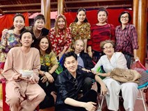 Hình ảnh ấm áp ngày giáp Tết: Bố mẹ Hoài Linh trở về từ Mỹ, đến nhà thờ Tổ trăm tỷ thăm con trai Hình ảnh ấm áp ngày giáp Tết: Bố mẹ Hoài Linh trở về từ Mỹ, đến nhà thờ Tổ trăm tỷ thăm con trai