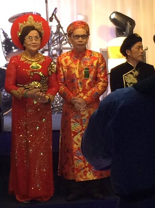 Hình ảnh ấm áp ngày giáp Tết: Bố mẹ Hoài Linh trở về từ Mỹ, đến nhà thờ Tổ trăm tỷ thăm con trai-4