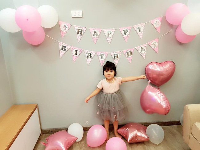 Tan chảy với hành động của bé gái 3 tuổi đã biết thương mẹ lạnh, ôm chân mẹ giấu vào bụng mình để sưởi ấm-7