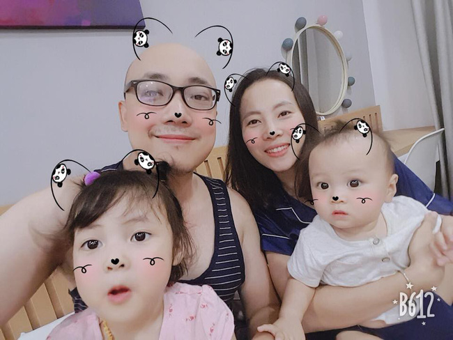 Tan chảy với hành động của bé gái 3 tuổi đã biết thương mẹ lạnh, ôm chân mẹ giấu vào bụng mình để sưởi ấm-2