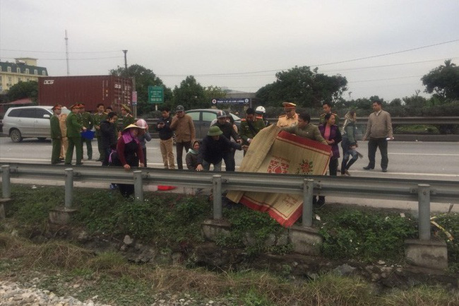 Con mới mua cho ba cái áo, ba ướm thử chứ đã mặc đâu, sao ba đã đi như thế-2