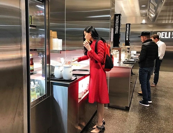 Dù nhan sắc gây tranh cãi nhưng style của Lê Âu Ngân Anh lại sành điệu bất ngờ-10