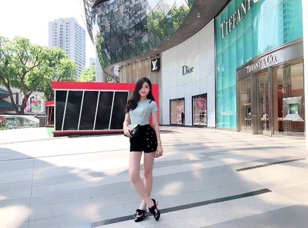 Dù nhan sắc gây tranh cãi nhưng style của Lê Âu Ngân Anh lại sành điệu bất ngờ-12