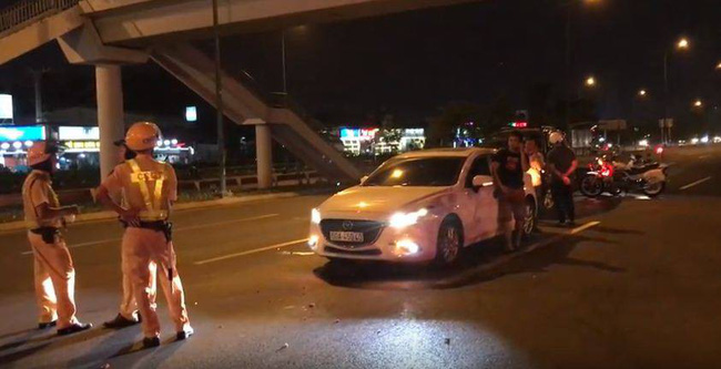 TP.HCM: Nữ tài xế say xỉn lái ô tô gây tai nạn rồi cố thủ trong xe không dám ra ngoài-1