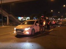 TP.HCM: Nữ tài xế say xỉn lái ô tô gây tai nạn rồi cố thủ trong xe không dám ra ngoài TP.HCM: Nữ tài xế say xỉn lái ô tô gây tai nạn rồi cố thủ trong xe không dám ra ngoài
