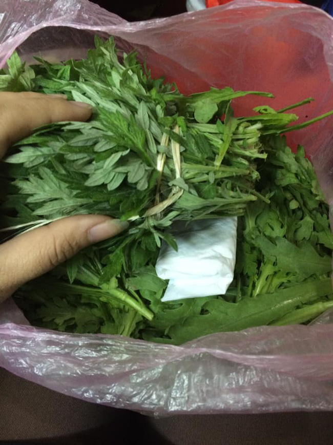 Tờ 200k gói trong bó rau từ quê gửi lên cho con gái cùng câu chuyện cảm động về tình mẹ-1