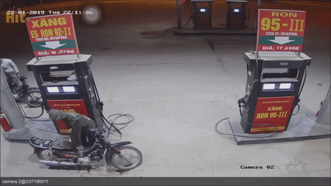 Clip: Nam thanh niên bật lửa soi bình xăng khiến xe máy bốc cháy dữ dội, nhiều người chứng kiến khiếp đảm-1