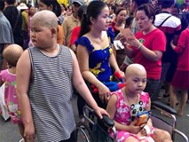 Những em bé ung thư đi hội chợ, chơi Tết trong… bệnh viện: “Con ước cả thế giới không còn bệnh nữa” Những em bé ung thư đi hội chợ, chơi Tết trong… bệnh viện: “Con ước cả thế giới không còn bệnh nữa”