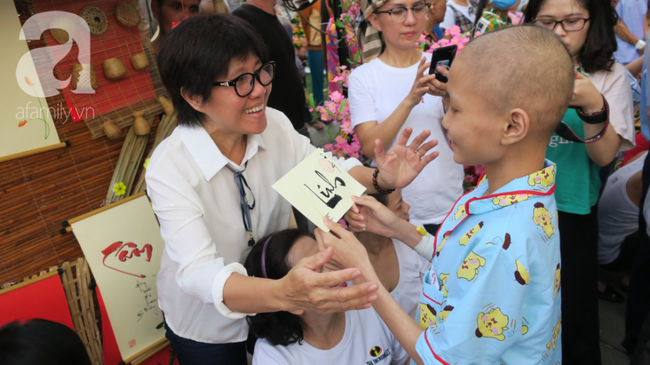Những em bé ung thư đi hội chợ, chơi Tết trong… bệnh viện: Con ước cả thế giới không còn bệnh nữa”-9