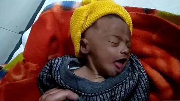 Bé sơ sinh 20 ngày tuổi sống sót kỳ diệu sau 3 tiếng bị mẹ chôn sống, lý do khiến mọi người thêm căm phẫn-4