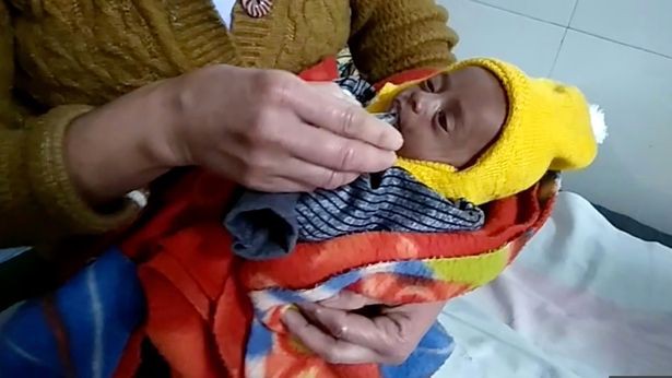 Bé sơ sinh 20 ngày tuổi sống sót kỳ diệu sau 3 tiếng bị mẹ chôn sống, lý do khiến mọi người thêm căm phẫn-3