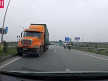 Container đi ngược chiều kiểu giết người trên cao tốc Hà Nội - Bắc Giang: Cơ quan chức năng vào cuộc Container đi ngược chiều kiểu giết người trên cao tốc Hà Nội - Bắc Giang: Cơ quan chức năng vào cuộc