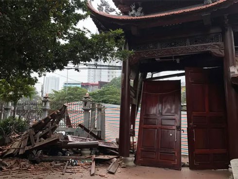 Xe bán tải mất lái húc đổ cổng chùa ở Hà Nội