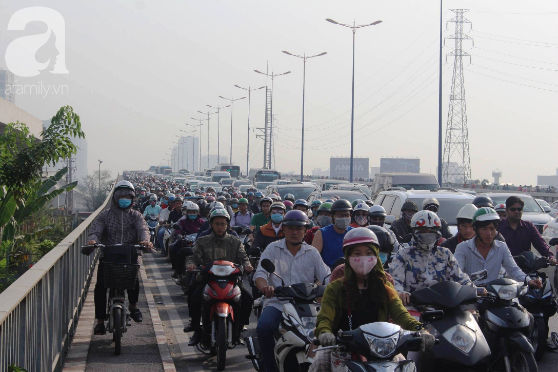 Kẹt xe kinh hoàng từ sáng đến trưa tại cầu Sài Gòn, người dân khốn khổ đi làm trước Tết-1