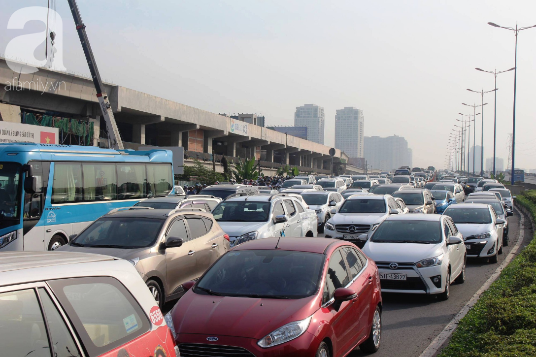 Kẹt xe kinh hoàng từ sáng đến trưa tại cầu Sài Gòn, người dân khốn khổ đi làm trước Tết-3