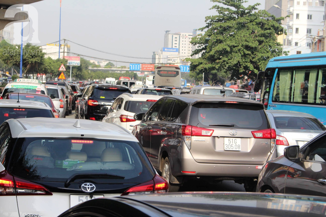 Kẹt xe kinh hoàng từ sáng đến trưa tại cầu Sài Gòn, người dân khốn khổ đi làm trước Tết-10