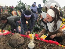 Hình ảnh xót xa của 5 nạn nhân trong đoàn người đi viếng bị xe tải đâm ở Hải Dương Hình ảnh xót xa của 5 nạn nhân trong đoàn người đi viếng bị xe tải đâm ở Hải Dương