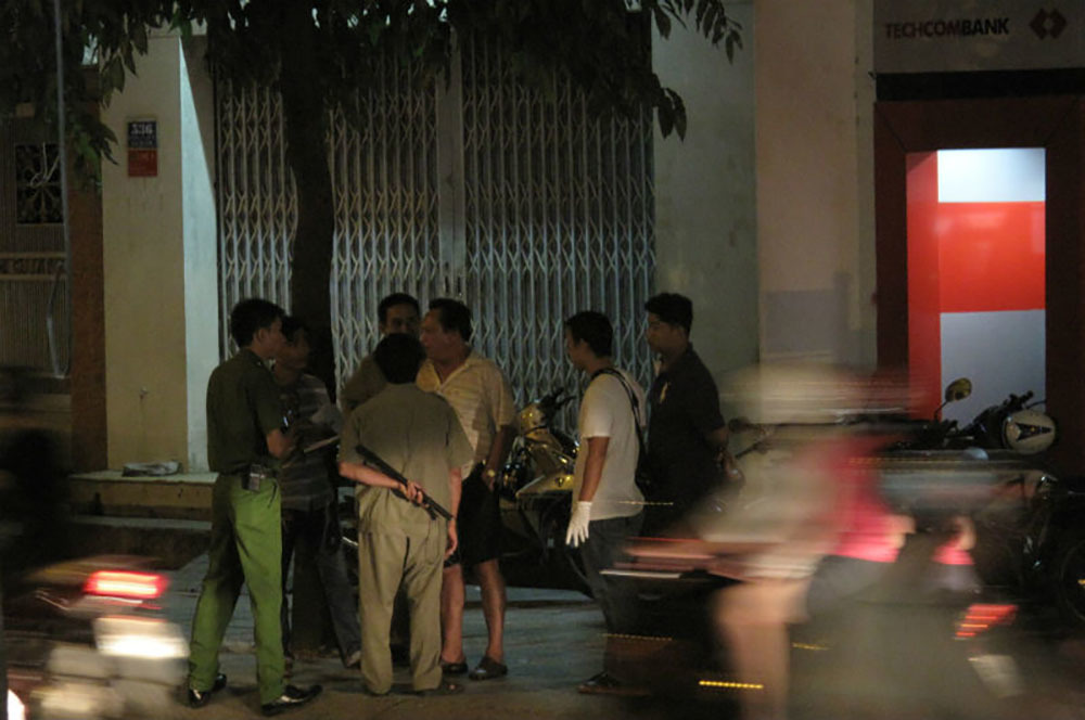 Chồng bị cắt cổ trong nhà, vợ hoảng loạn kêu cứu-1