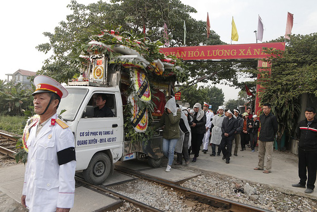 Nỗi đau tột cùng và tiếng khóc xé lòng của người dân quê nơi đại tang tiễn biệt-3