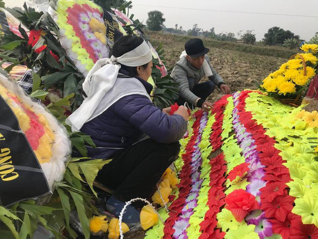 Nỗi đau tột cùng và tiếng khóc xé lòng của người dân quê nơi đại tang tiễn biệt-7