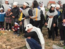 Nỗi đau tột cùng và tiếng khóc xé lòng của người dân quê nơi đại tang tiễn biệt Nỗi đau tột cùng và tiếng khóc xé lòng của người dân quê nơi đại tang tiễn biệt