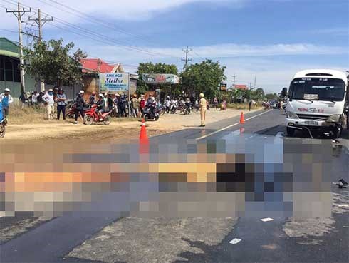 Sau cú tông vào ô tô, xe máy bốc cháy làm 2 người tử vong