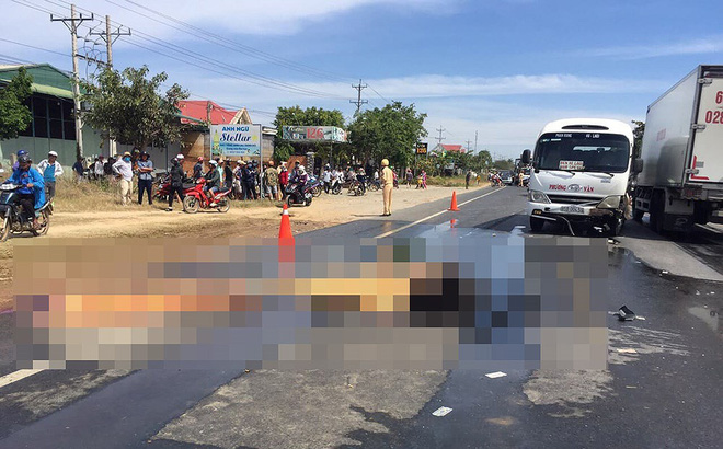 Sau cú tông vào ô tô, xe máy bốc cháy làm 2 người tử vong-1