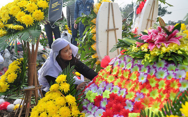 Vụ 8 cán bộ xã tử vong: Đắp mộ người này chưa xong phải chạy tắt đồng đưa người khác-1