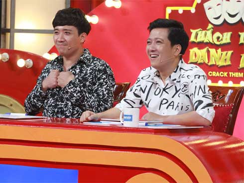 BÓ TAY: Cặp nam nữ được người đi đường dừng xe soi đèn cho diễn cảnh nóng gần 2 phút-1