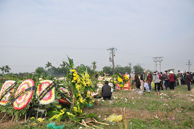 Vụ 8 cán bộ xã tử vong: Đắp mộ người này chưa xong phải chạy tắt đồng đưa người khác-6