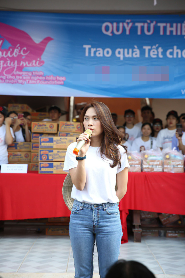 Hình ảnh đời thường đáng yêu của Mỹ Tâm: Đội nón lá bận rộn đi từ thiện-2