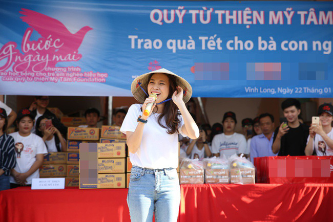 Hình ảnh đời thường đáng yêu của Mỹ Tâm: Đội nón lá bận rộn đi từ thiện-1