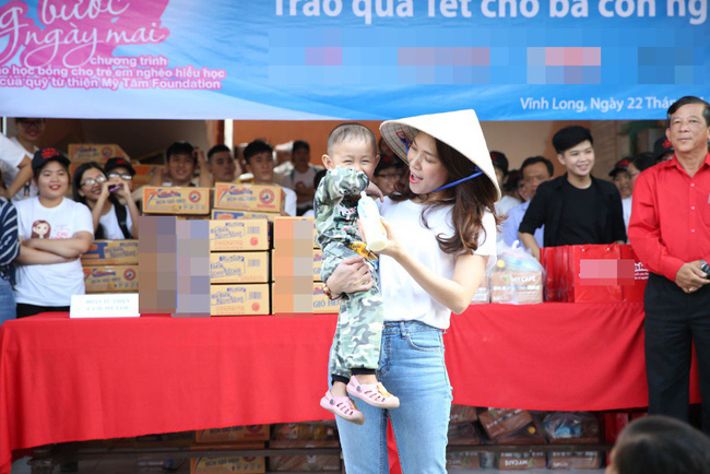 Hình ảnh đời thường đáng yêu của Mỹ Tâm: Đội nón lá bận rộn đi từ thiện-7