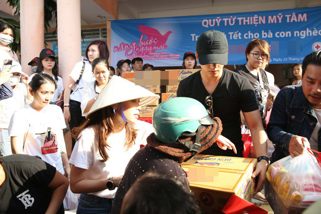 Hình ảnh đời thường đáng yêu của Mỹ Tâm: Đội nón lá bận rộn đi từ thiện-3