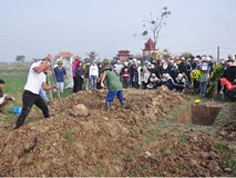 Vụ 8 cán bộ xã tử vong: Đắp mộ người này chưa xong phải chạy tắt đồng đưa người khác Vụ 8 cán bộ xã tử vong: Đắp mộ người này chưa xong phải chạy tắt đồng đưa người khác
