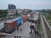 Vụ 8 cán bộ xã bị tông chết: Lối xuống của cầu vượt là kiểu mở lối để người đi bộ gặp tử thần Vụ 8 cán bộ xã bị tông chết: Lối xuống của cầu vượt là kiểu mở lối để người đi bộ gặp tử thần