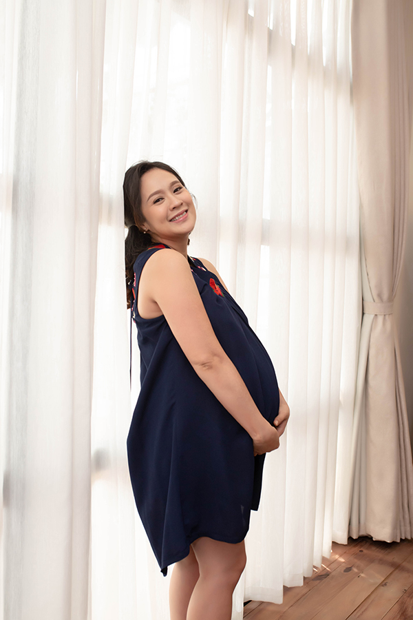 Thanh Thúy vén áo khoe bụng bầu vượt mặt trong những tuần cuối thai kỳ-8